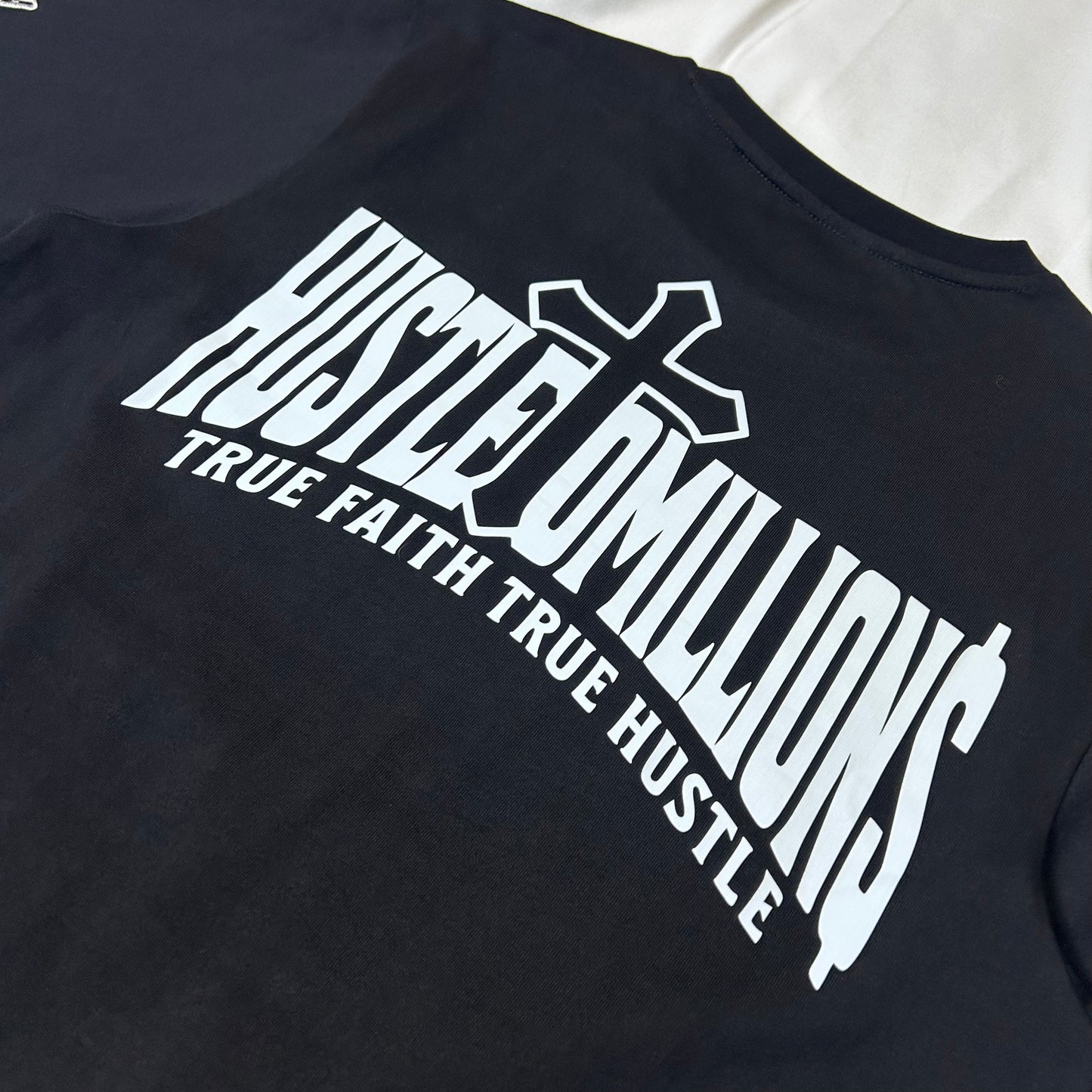 Camiseta negra "Hustle To Millions"